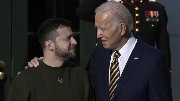 O presidente dos EUA, Joe Biden, dá as boas-vindas ao presidente da Ucrânia, Vladimir Zelensky, no gramado sul da Casa Branca em Washington, DC, 21 de dezembro de 2022 - Sputnik Brasil
