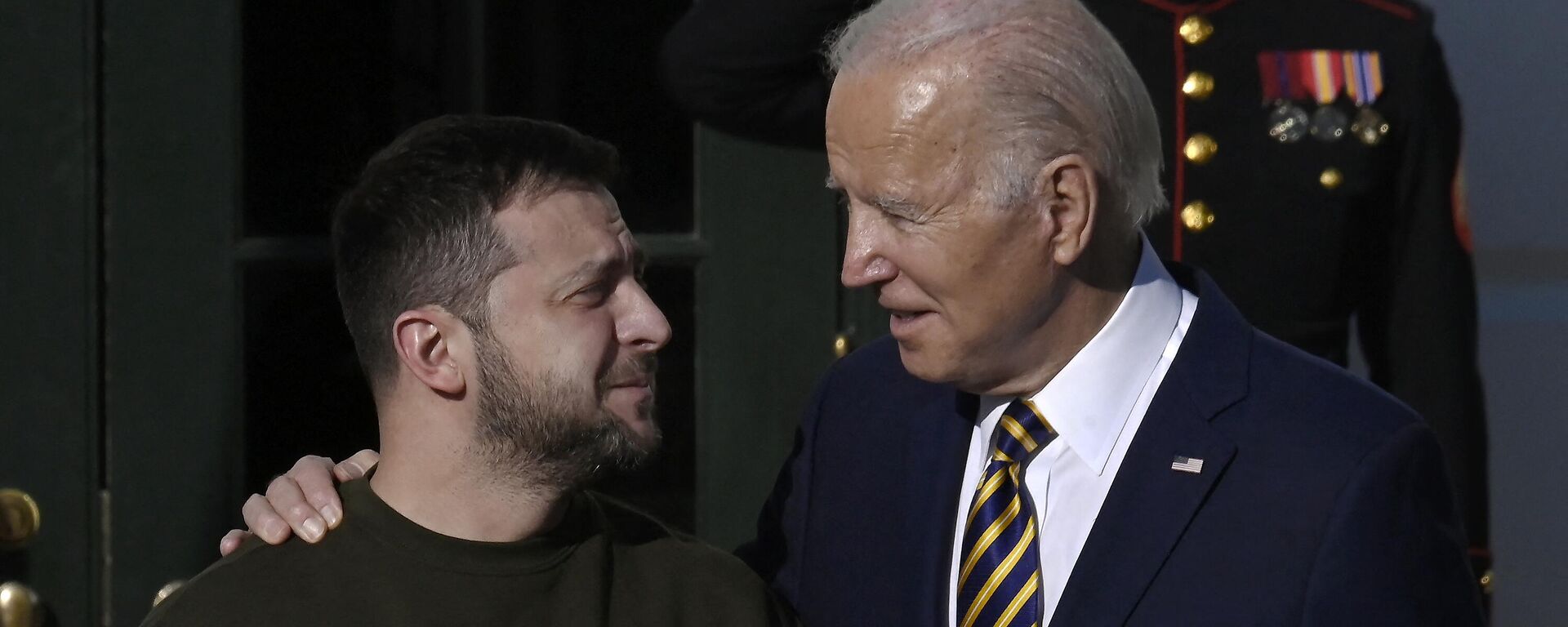 O presidente dos EUA, Joe Biden, dá as boas-vindas ao presidente da Ucrânia, Vladimir Zelensky, no gramado sul da Casa Branca, em Washington, D.C., em 21 de dezembro de 2022 - Sputnik Brasil, 1920, 11.07.2023