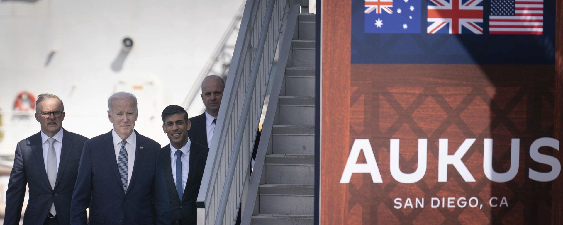 Da esquerda à direita, Anthony Albanese, primeiro-ministro da Austrália, Joe Biden, presidente dos EUA, e Rishi Sunak, primeiro-ministro do Reino Unido, na base naval Point Loma em San Diego, Califórnia, EUA, 13 de março de 2023 - Sputnik Brasil, 1920, 30.03.2023