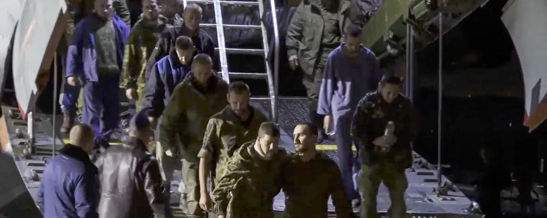 Em 22 de setembro de 2022, um grupo de prisioneiros de guerra russos deixa um avião militar russo depois de serem liberados. Em 22 de setembro de 2022, um grupo de prisioneiros de guerra russos deixa um avião militar russo depois de serem liberados. - Sputnik Brasil, 1920, 26.04.2023