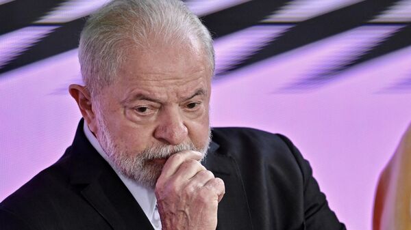 O presidente brasileiro Luiz Inácio Lula da Silva escuta durante o lançamento do novo plano Bolsa Família, que inclui um novo programa de renda mínima para famílias pobres, no Palácio do Planalto, em 2 de março de 2023 - Sputnik Brasil
