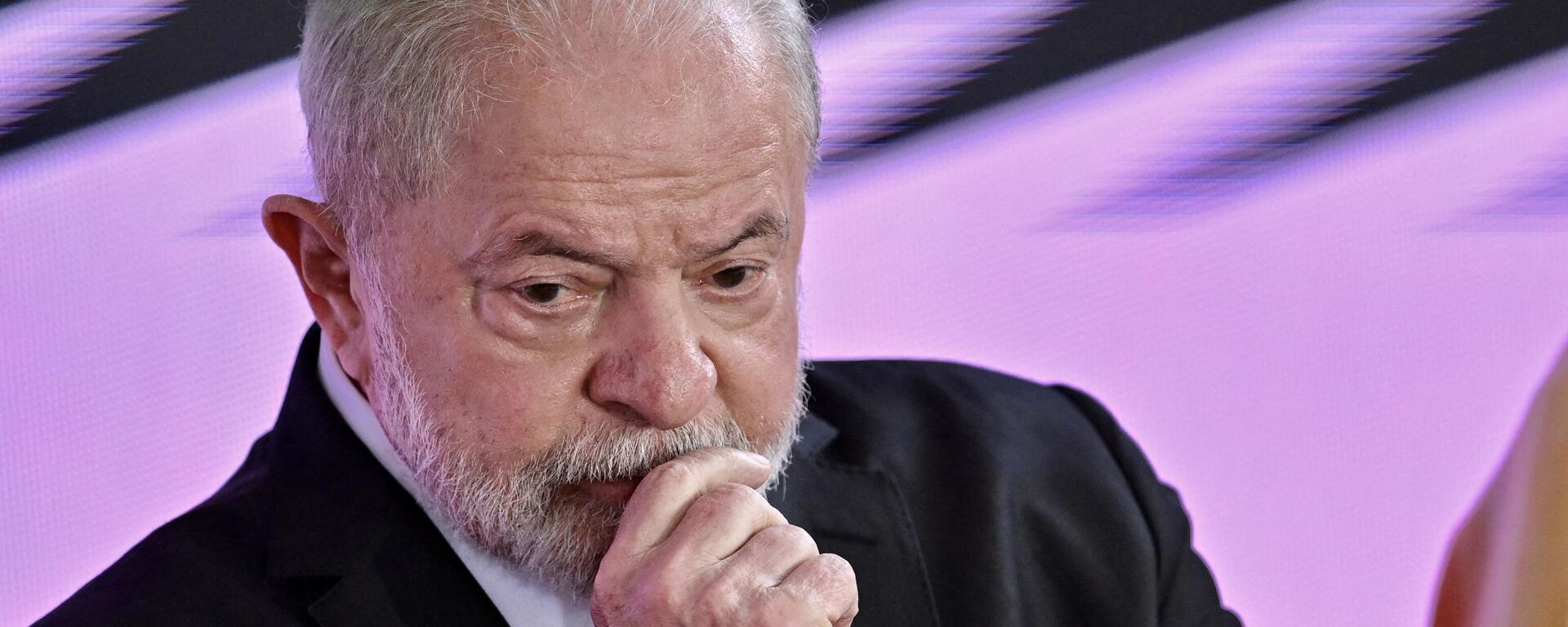 O presidente brasileiro Luiz Inácio Lula da Silva escuta durante o lançamento do novo plano Bolsa Família, que inclui um novo programa de renda mínima para famílias pobres, no Palácio do Planalto, em 2 de março de 2023 - Sputnik Brasil, 1920, 31.03.2023