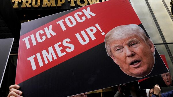 Donald Trump, ex-presidente dos EUA (2017-2021), é retratado em um cartaz contra ele junto da Trump Tower em Nova York, EUA, 31 de março de 2023 - Sputnik Brasil