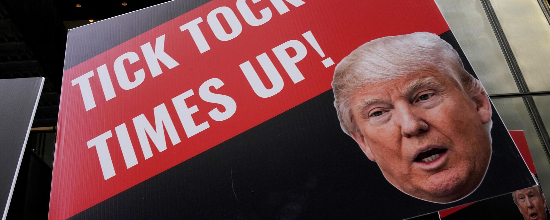 Donald Trump, ex-presidente dos EUA (2017-2021), é retratado em um cartaz contra ele junto da Trump Tower em Nova York, EUA, 31 de março de 2023 - Sputnik Brasil, 1920, 31.03.2023