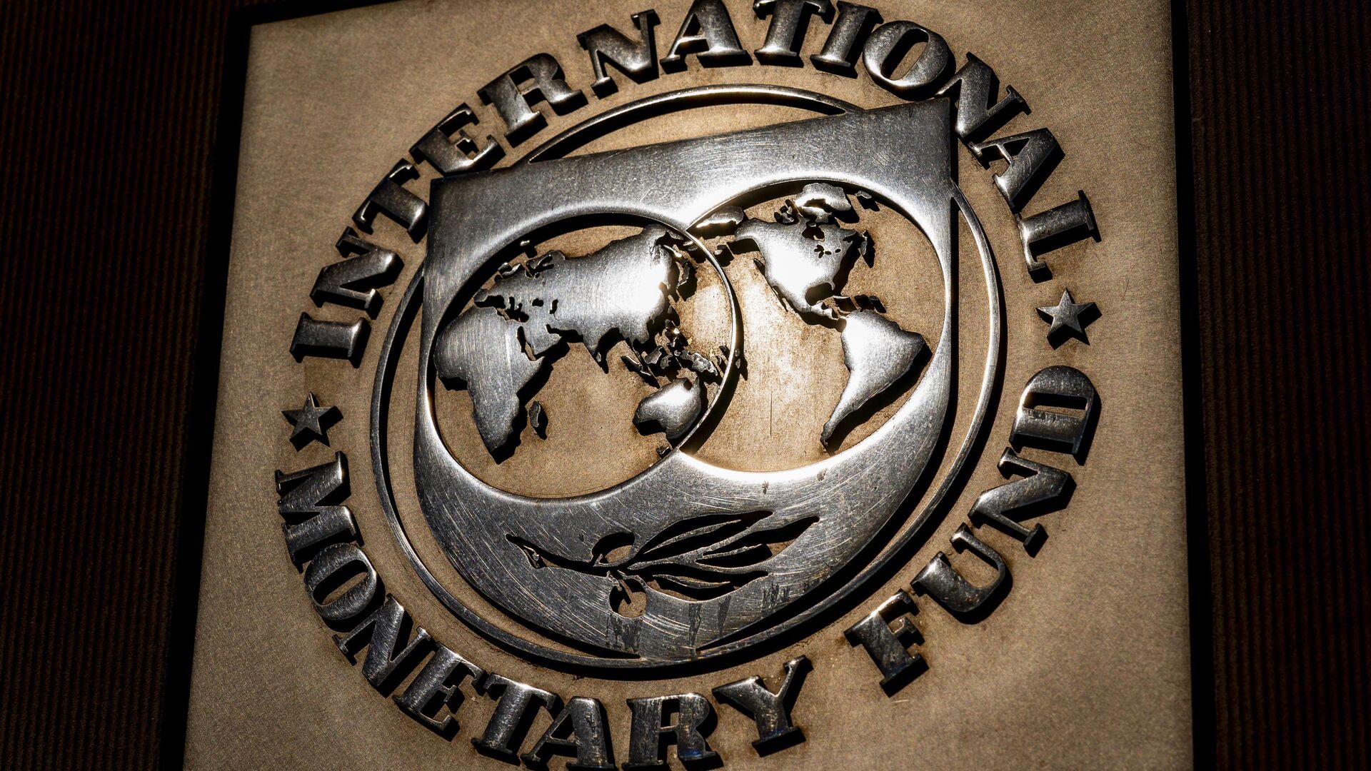 Logotipo do Fundo Monetário Internacional (FMI) na sede da organização em Washington, EUA, 5 de abril de 2021 - Sputnik Brasil, 1920, 30.01.2024