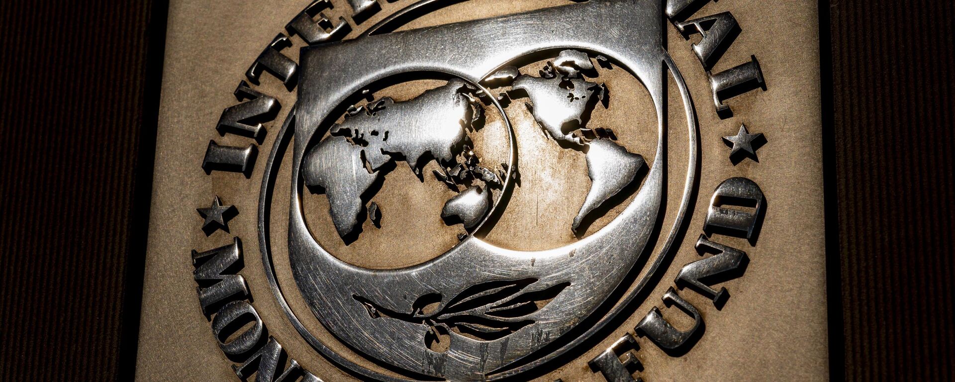 Logotipo do Fundo Monetário Internacional (FMI) na sede da organização em Washington, EUA, 5 de abril de 2021 - Sputnik Brasil, 1920, 10.11.2023