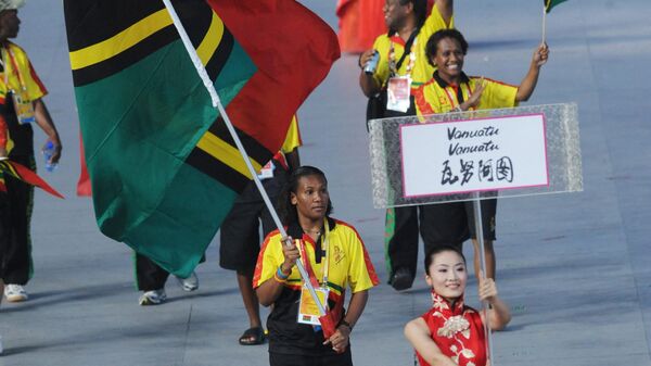A porta-bandeira da atleta Priscila Tommy (C) Vanuatu desfila em frente à sua delegação durante a cerimônia de abertura dos Jogos Olímpicos de Pequim 2008 em 8 de agosto de 2008 no Estádio Nacional de Pequim. - Sputnik Brasil