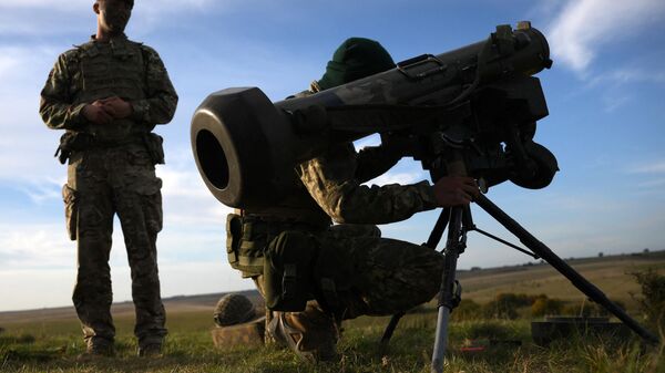 Recruta ucraniano segura arma antitanque Javelin durante treinamento perto de Durrington, Inglaterra, Reino Unido, 11 de outubro de 2022 - Sputnik Brasil