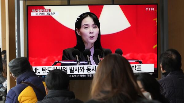 Uma tela de TV mostra uma imagem de arquivo de Kim Yo-jong, irmã do líder norte-coreano Kim Jong Un, durante um programa de notícias na Estação Ferroviária de Seul em Seul, Coreia do Sul, 20 de fevereiro de 2023 - Sputnik Brasil