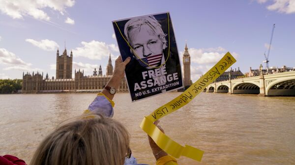 Pessoas protestando contra a prisão e possível extradição aos EUA de Julian Assange, ativista e fundador do WikiLeaks, em Londres, Reino Unido, 8 de outubro de 2022 - Sputnik Brasil