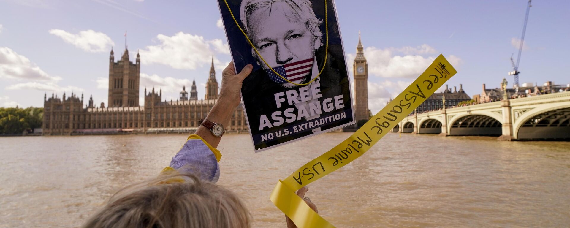 Pessoas protestando contra a prisão e possível extradição aos EUA de Julian Assange, ativista e fundador do WikiLeaks, em Londres, Reino Unido, 8 de outubro de 2022 - Sputnik Brasil, 1920, 02.04.2023