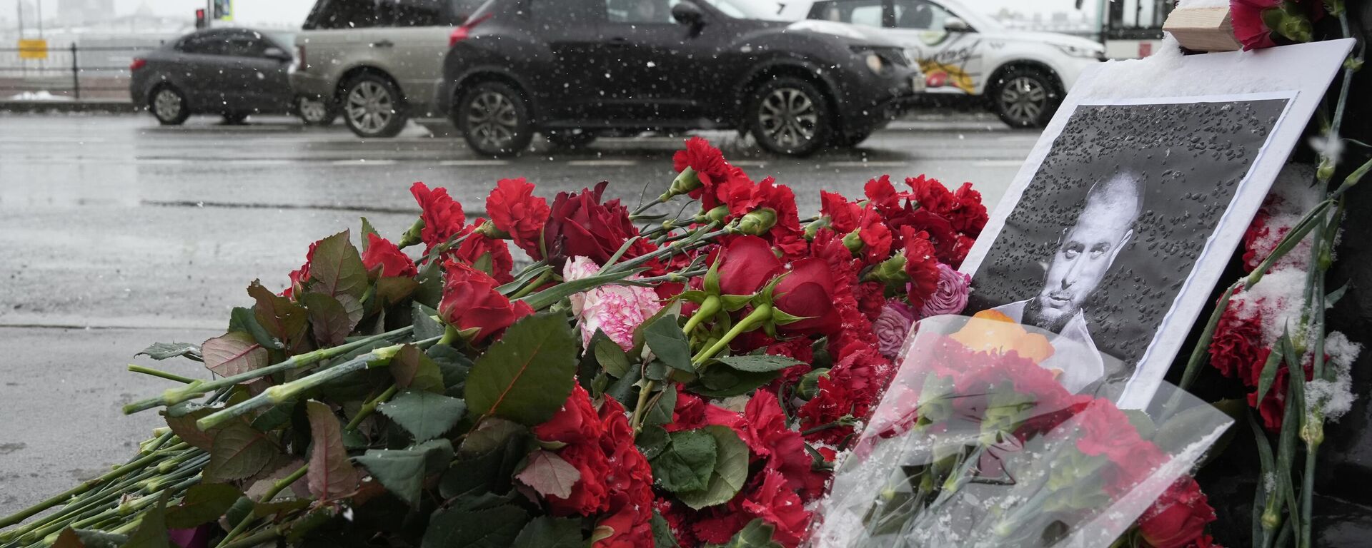 Flores ao lado do café em São Petersburgo, na Rússia, onde uma explosão matou o correspondente militar Vladlen Tatarsky, 3 de abril de 2023 - Sputnik Brasil, 1920, 03.04.2023