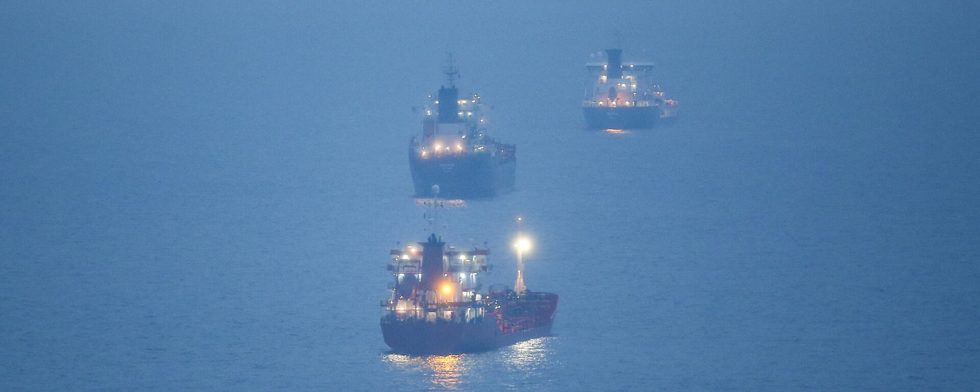 Navios-tanque ancoram no mar Negro perto do estreito do Bósforo em Istambul, Turquia, 15 de dezembro de 2022. - Sputnik Brasil, 1920, 21.07.2023
