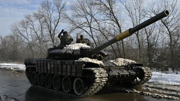 Militares ucranianos em tanque perto de Artyomovsk (Bakhmut, em ucraniano), região de Donetsk, 31 de março de 2023 - Sputnik Brasil