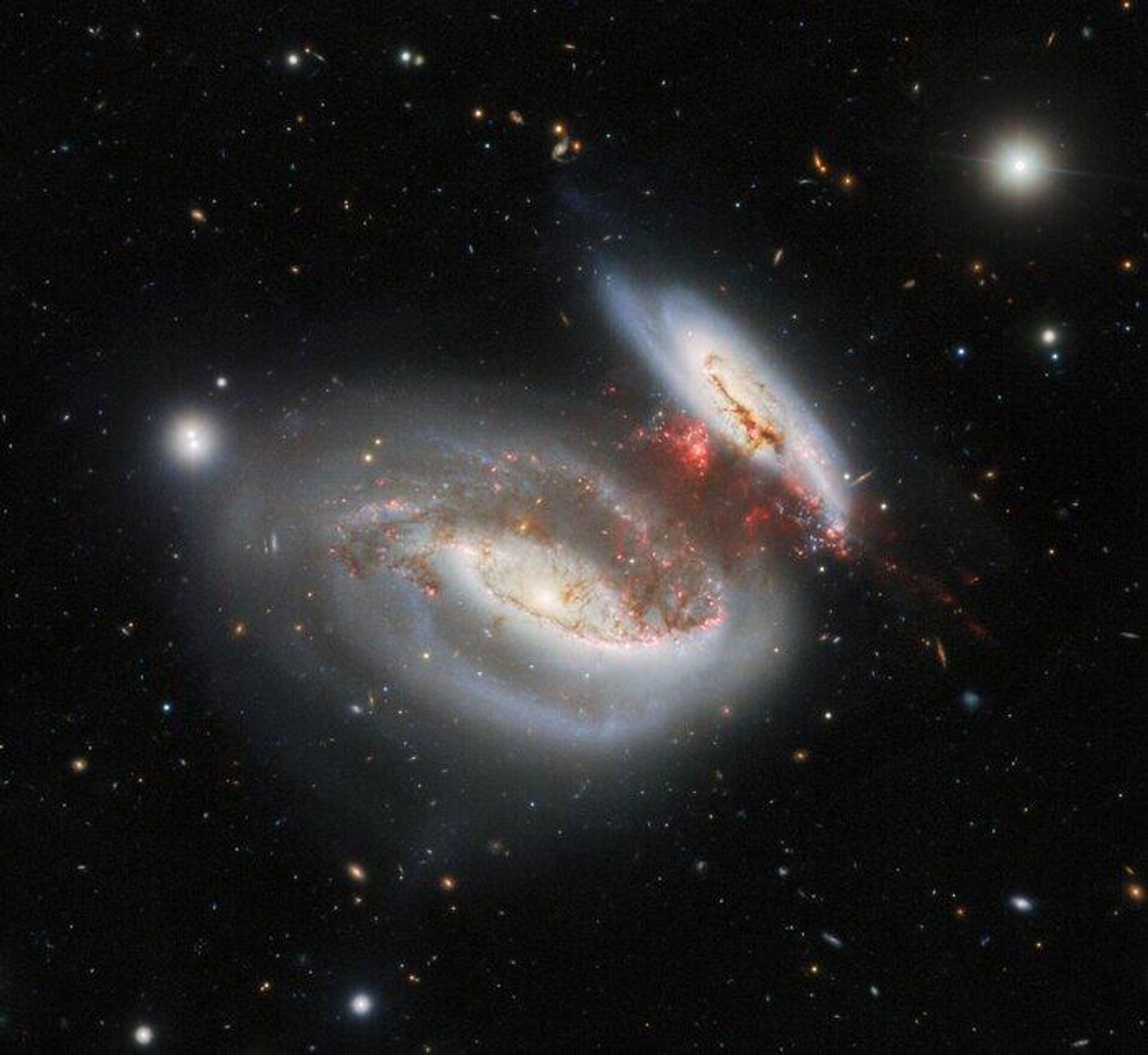 As duas galáxias, chamadas Taffy (caramelo, em inglês), são a UGC 12914 e a UGC 12915, de 130 mil anos-luz de diâmetro e 80 mil anos-luz de diâmetro, respectivamente - Sputnik Brasil, 1920, 04.04.2023
