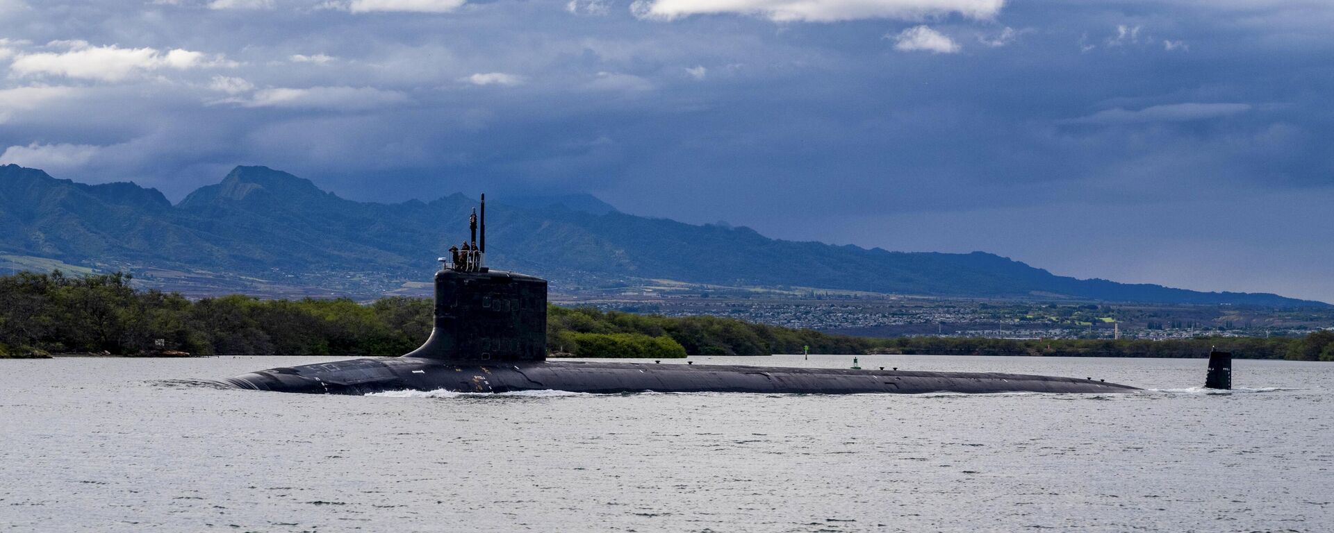 O submarino de ataque rápido classe Virginia USS Missouri (SSN 780) parte da base conjunta Pearl Harbor-Hickam para um posicionamento programado na área de responsabilidade da 7ª Frota, 1º de setembro de 2021. - Sputnik Brasil, 1920, 17.12.2023