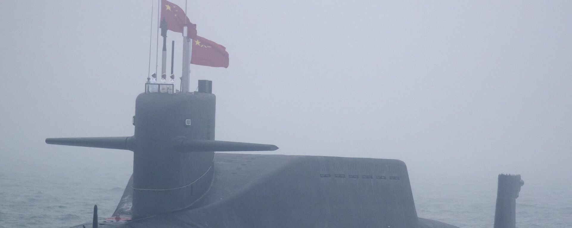 Submarino nuclear tipo 094A da classe Jin da Marinha chinesa participa de um desfile naval para comemorar o 70º aniversário da fundação da Marinha chinesa no mar perto de Qingdao, na província de Shandong no leste da China, em 23 de abril de 2019. - Sputnik Brasil, 1920, 04.06.2023