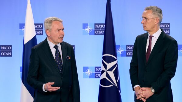 O ministro das Relações Exteriores da Finlândia, Pekka Haavisto, e o secretário-geral do bloco militar, Jens Stoltenberg - Sputnik Brasil