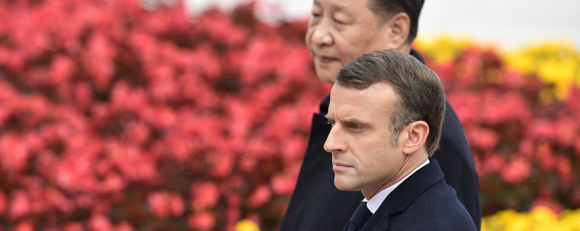 O presidente francês Emmanuel Macron caminha com o presidente chinês Xi Jinping durante uma cerimônia de boas-vindas no Grande Salão do Povo em Pequim, China, novembro de 2019 - Sputnik Brasil, 1920, 04.04.2023