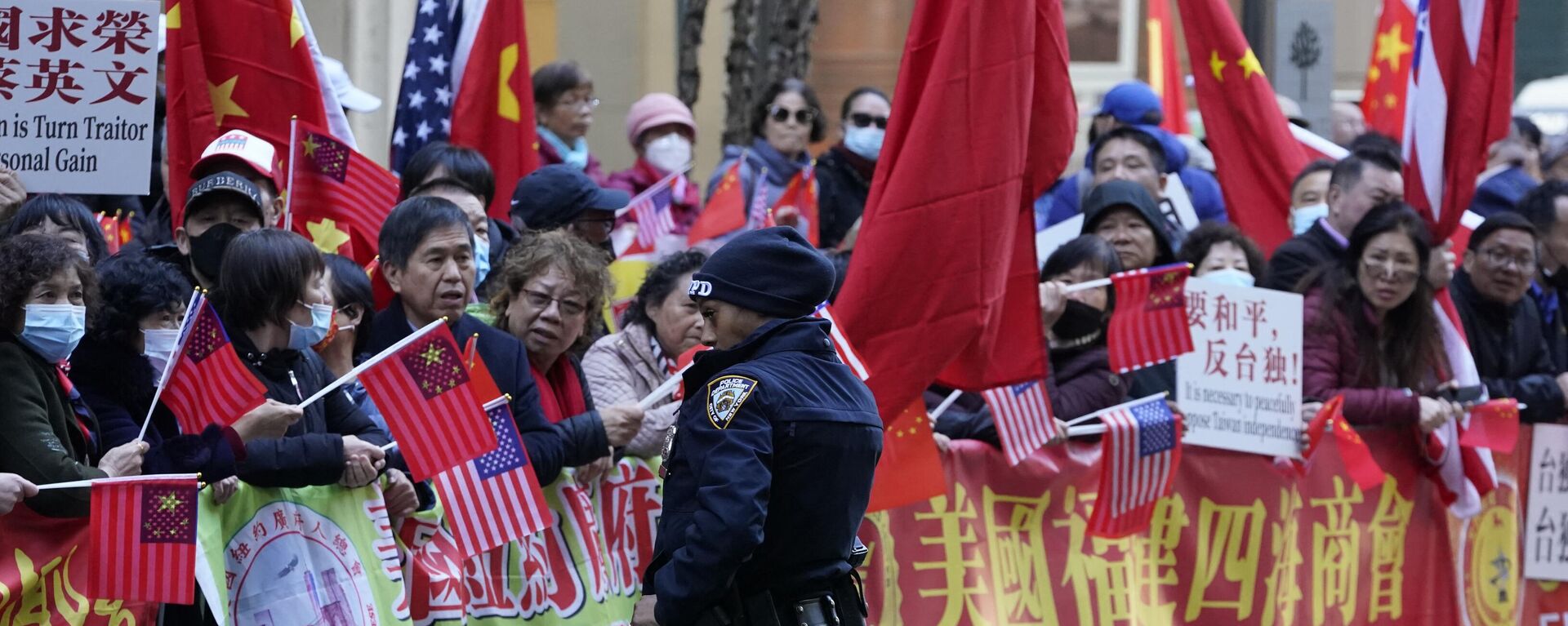 Manifestantes observam quando a presidente de Taiwan, Tsai Ing-wen, não retratada na foto, chega ao hotel em que está hospedada na cidade de Nova York, EUA, ao iniciar uma viagem internacional de dez dias, 29 de março de 2023 - Sputnik Brasil, 1920, 04.04.2023