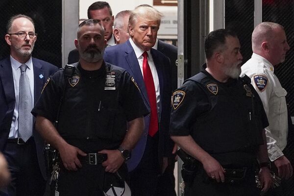 O ex-presidente Donald Trump é escoltado a um tribunal em Nova York, EUA, 4 de abril de 2023. - Sputnik Brasil