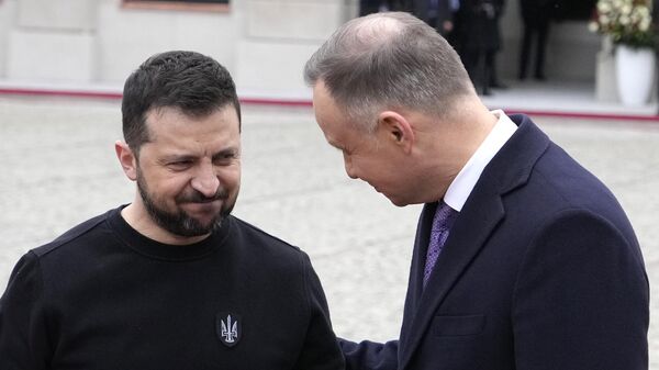 Presidente da Polônia, Andrzej Duda, à direita, dá as boas-vindas ao presidente ucraniano, Vladimir Zelensky, enquanto eles se encontram no Palácio Presidencial em Varsóvia, Polônia, 5 de abril de 2023 - Sputnik Brasil