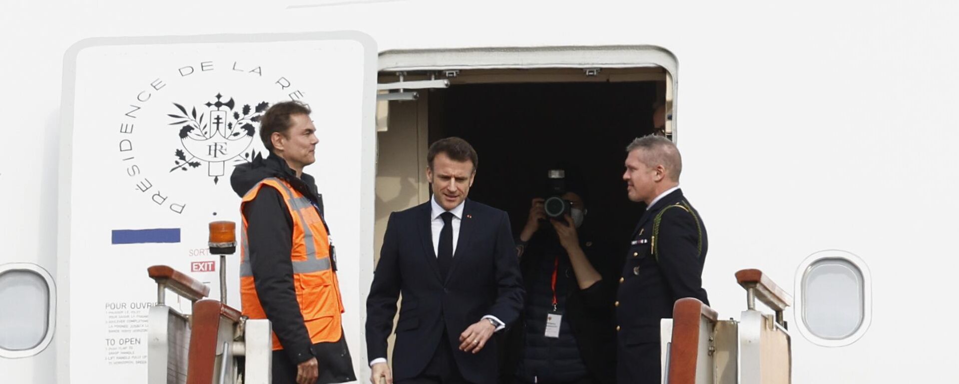 O presidente francês Emmanuel Macron chega ao Aeroporto Internacional da Capital de Pequim, China - Sputnik Brasil, 1920, 05.04.2023