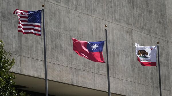 Da esquerda para a direita, bandeiras dos EUA, Taiwan e Califórnia são hasteadas fora do Westin Hotel, onde a presidente de Taiwan Tsai Ing-wen está hospedada, Los Angeles, 4 de abril de 2023. - Sputnik Brasil