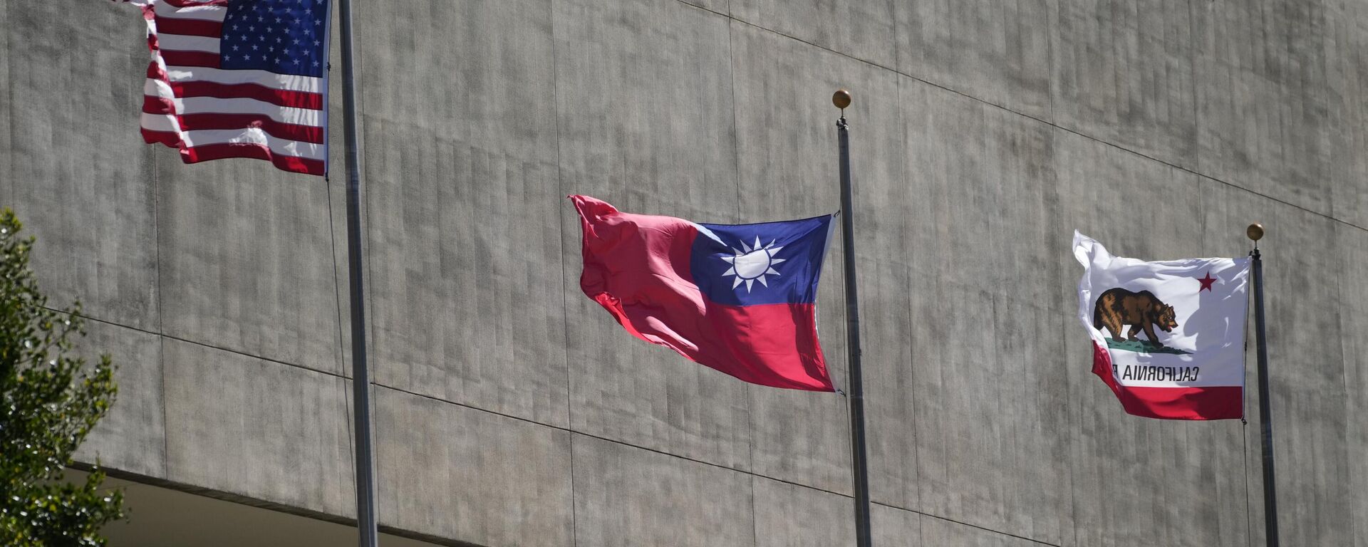 Da esquerda para a direita, bandeiras dos EUA, de Taiwan e da Califórnia hasteadas do lado de fora do Westin Hotel, na ocasião da hospedagem da presidente taiwanesa, Tsai Ing-wen, em Los Angeles, em 4 de abril de 2023 - Sputnik Brasil, 1920, 05.04.2023