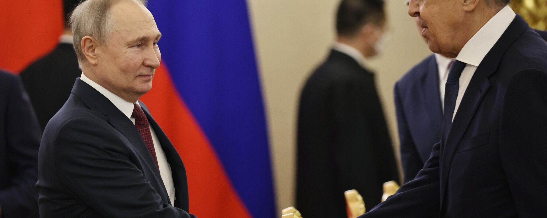 O presidente russo, Vladimir Putin, cumprimenta o ministro das Relações Exteriores da Rússia, Sergey Lavrov, antes da Rússia - China conversa no Kremlin em Moscou, Rússia, 21 de março de 2023 - Sputnik Brasil, 1920, 05.04.2023