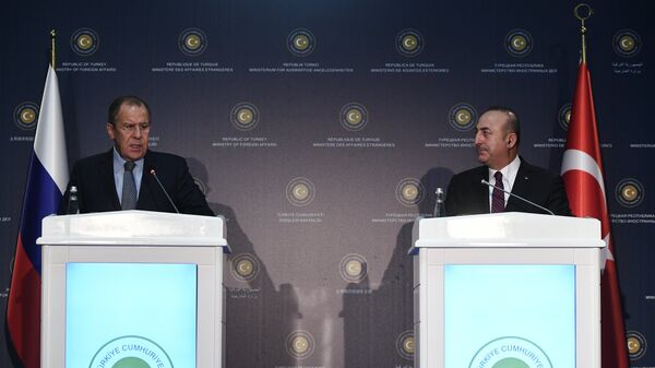 O ministro das Relações Exteriores da Rússia, Sergei Lavrov (E) e o ministro das Relações Exteriores da Turquia, Mevlut Cavusoglu, em entrevista coletiva após reunião na Turquia - Sputnik Brasil