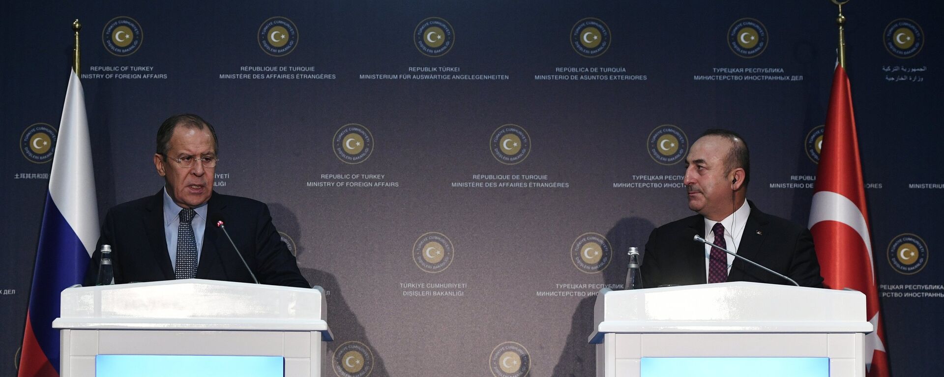 O ministro das Relações Exteriores da Rússia, Sergei Lavrov (E) e o ministro das Relações Exteriores da Turquia, Mevlut Cavusoglu, em entrevista coletiva após reunião na Turquia - Sputnik Brasil, 1920, 06.04.2023