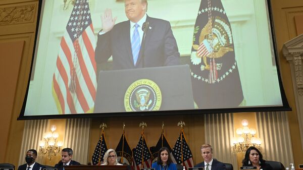 Vídeo de Donald Trump, ex-presidente dos EUA (2017-2021), em discurso à nação de 7 de janeiro de 2021, durante audiência de investigação do ataque ao Capitólio de Washington de 6 de janeiro de 2021, no Edifício do Escritório Cannon House, Washington, EUA, 21 de julho de 2022 - Sputnik Brasil