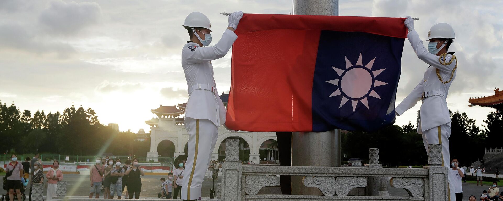 Dois soldados dobram a bandeira de Taiwan durante a cerimônia diária da bandeira na Praça da Liberdade no Memorial Chiang Kai-shek em Taipé, Taiwan, 30 de julho de 2022 - Sputnik Brasil, 1920, 28.02.2024