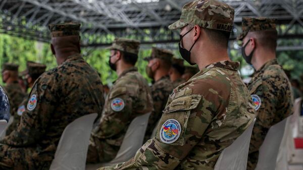 Oficiais militares com o emblema dos exercícios militares de Balikatan, durante as manobras, no Acampamento Aguinaldo, Cidade de Quezon, 28 de março de 2022 - Sputnik Brasil