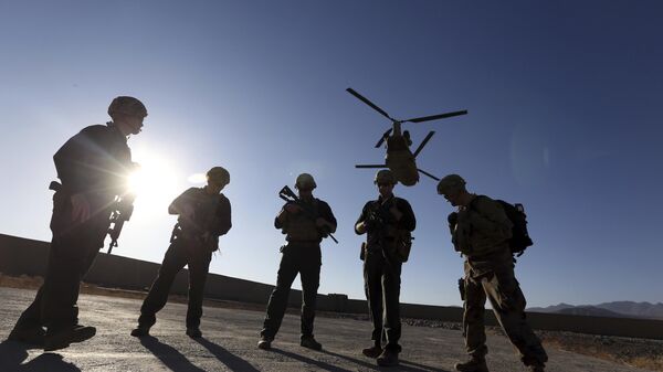 Soldados americanos esperam na pista na província de Logar, no Afeganistão - Sputnik Brasil