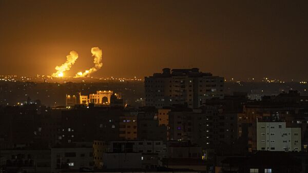 Incêndio e fumaça após um ataque aéreo israelense no sul da Faixa de Gaza, na sexta-feira (7) - Sputnik Brasil