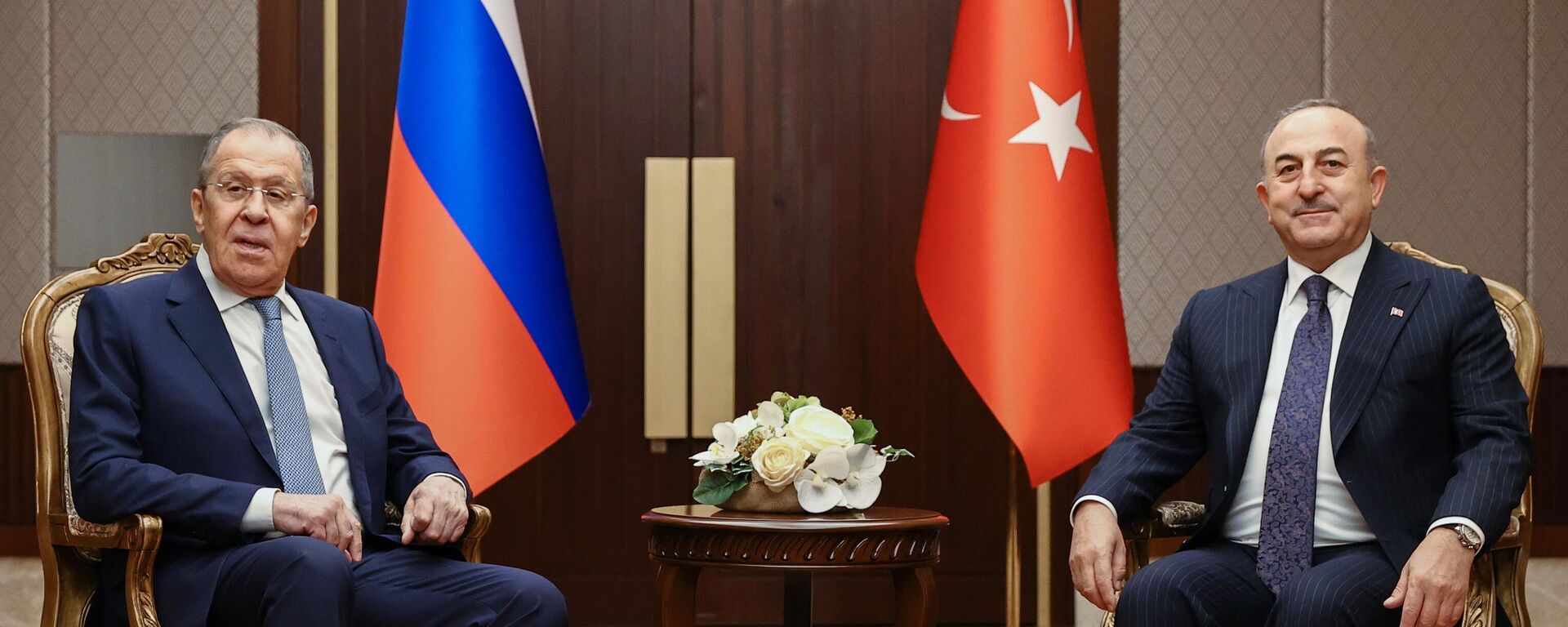 Sergei Lavrov, ministro das Relações Exteriores russo (à esquerda) e Mevlut Cavusoglu, seu homólogo turco, durante reunião em Ancara - Sputnik Brasil, 1920, 07.04.2023