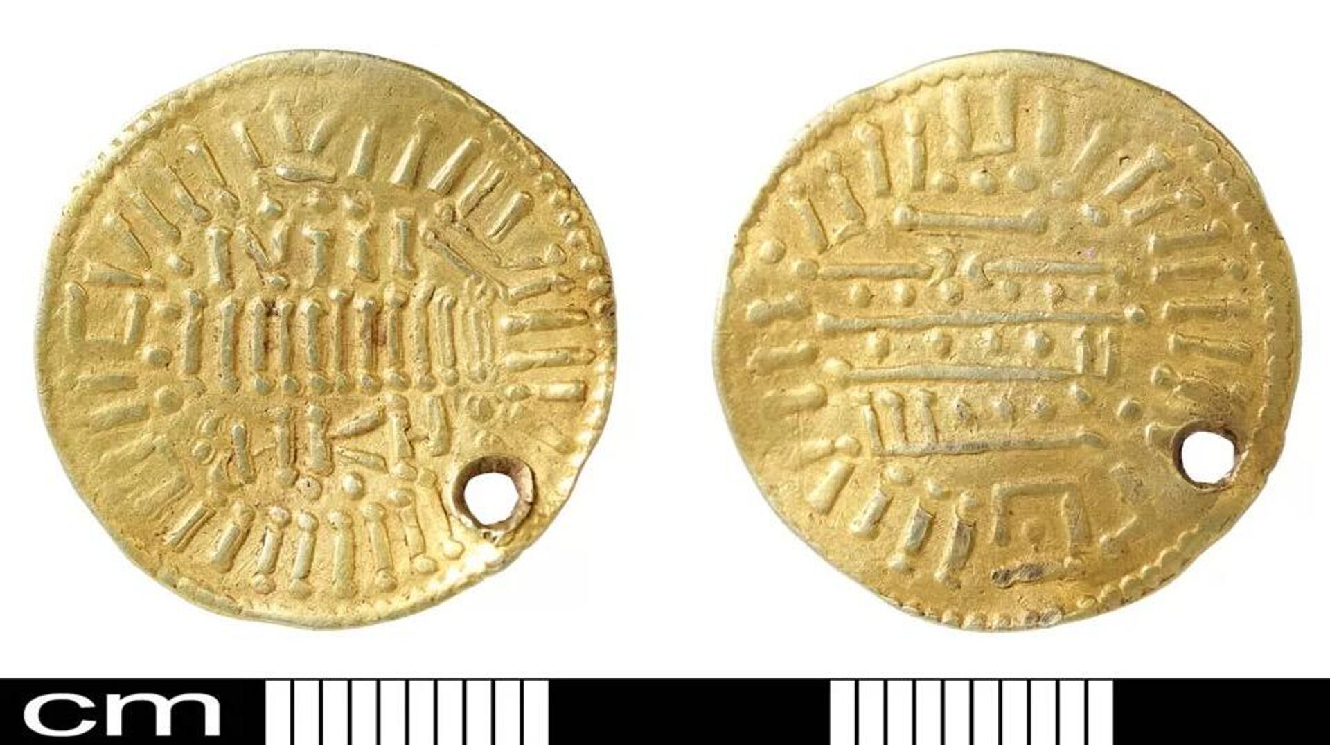 Este dinar do século XII encontrado em Suffolk há 12 anos mostra a escrita árabe que o fabricante estava tentando imitar - Sputnik Brasil, 1920, 07.04.2023