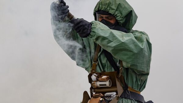 Soldado de proteção química-biológica de radiação verifica a presença de substâncias tóxicas na atmosfera (imagem de arquivo) - Sputnik Brasil