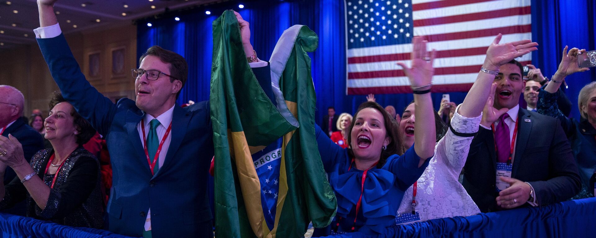 Apoiadores aplaudem após Jair Bolsonaro, ex-presidente do Brasil (2018-2022), falar na Conferência da Ação Política Conservadora, CPAC 2023, em National Harbor, Oxon Hill, Maryland, EUA, 4 de março de 2023 - Sputnik Brasil, 1920, 07.04.2023