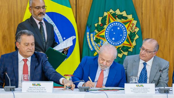 Presidente da República, Luiz Inácio Lula da Silva, durante reunião de apresentação e assinatura dos decretos que atualizam a regulamentação do Marco Legal do Saneamento em Brasília - Sputnik Brasil