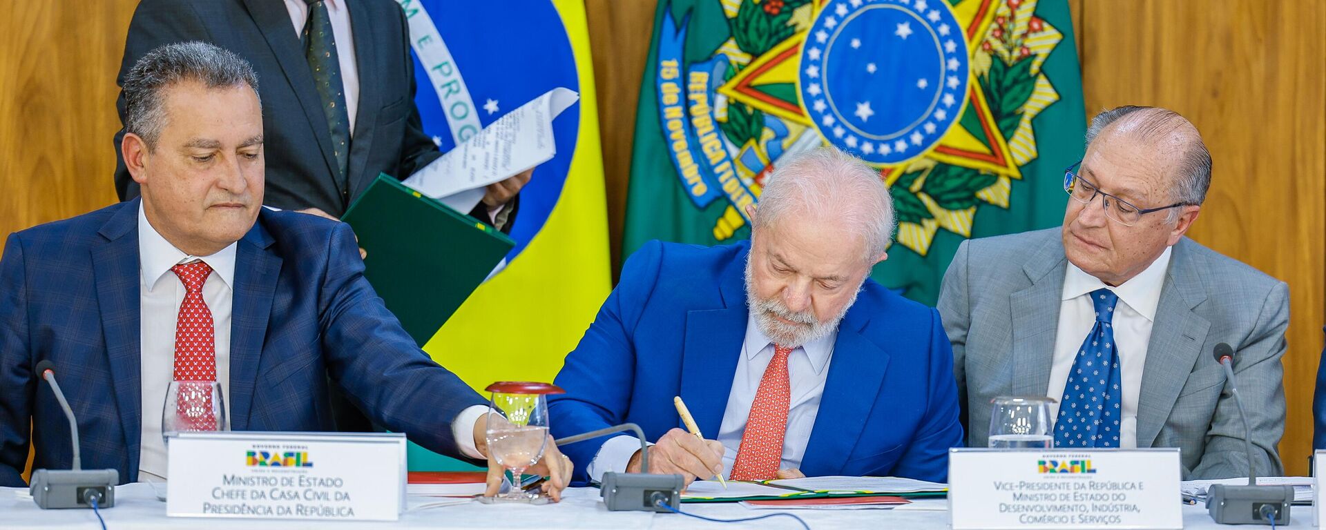 Presidente da República, Luiz Inácio Lula da Silva, durante reunião de apresentação e assinatura dos decretos que atualizam a regulamentação do Marco Legal do Saneamento em Brasília - Sputnik Brasil, 1920, 07.04.2023