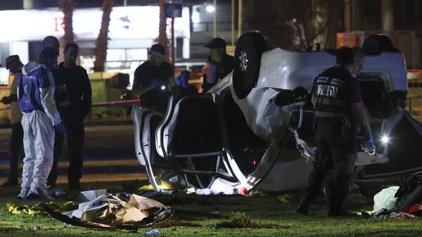 A polícia israelense e o serviço de emergência cercam um carro envolvido em um ataque em Tel Aviv, Israel, 7 de abril de 2023 - Sputnik Brasil