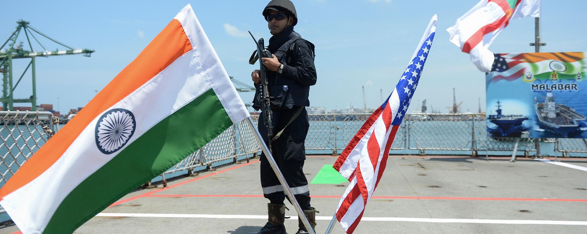 Marinheiro da Marinha da Índia no convés do navio INS Shivalik, durante exercícios navais conjuntos com as marinhas dos EUA e do Japão, em Chennai, Índia, 10 de julho de 2017 - Sputnik Brasil, 1920, 08.04.2023