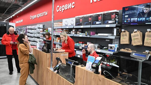 Clientes em loja M.Kompakt do varejista M.Video-Eldorado em Moscou, Rússia, foto publicada em 5 de abril de 2023 - Sputnik Brasil