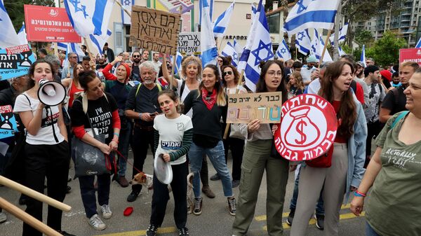 Manifestantes participam de protestos contra a reforma do sistema judicial em Tel Aviv, Israel, 23 de março de 2023. - Sputnik Brasil