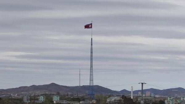 Bandeira norte-coreana se agita no vento sobre uma torre de 160 metros no vilarejo de Gijungdongseen, na Coreia do Norte, 27 de abril de 2018, segundo visto da localidade Taesungdong dentro da zona desmilitarizada em Paju, Coreia do Sul - Sputnik Brasil