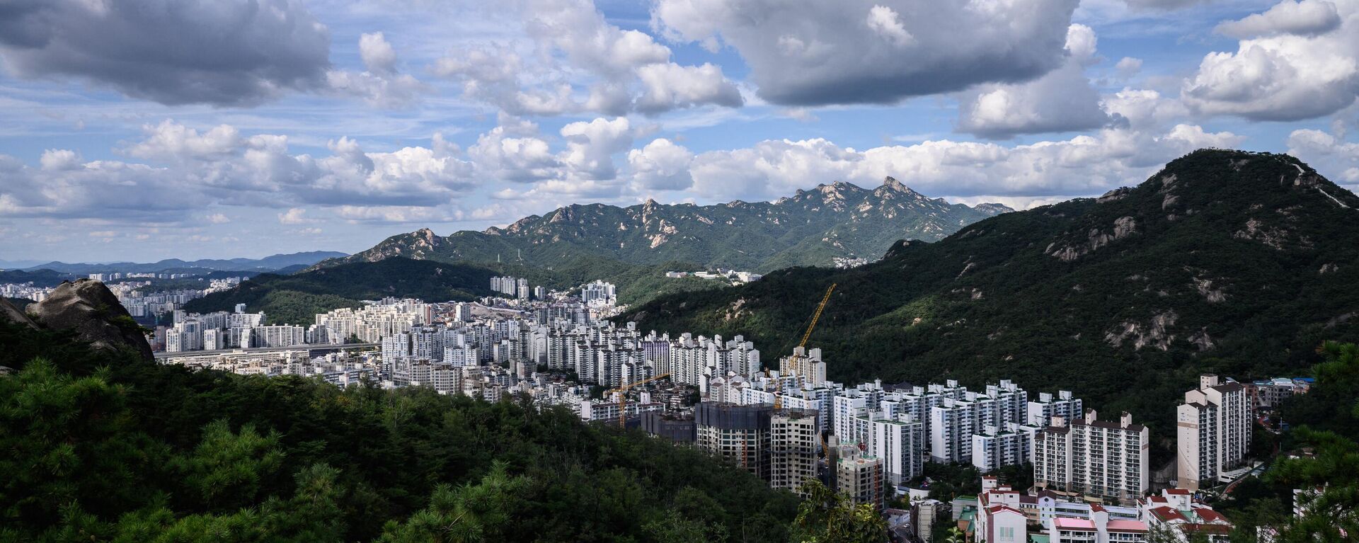 Panorama da montanha Ansan e de parte da cidade de Seul, Coreia do Sul, 4 de setembro de 2021 - Sputnik Brasil, 1920, 09.04.2023