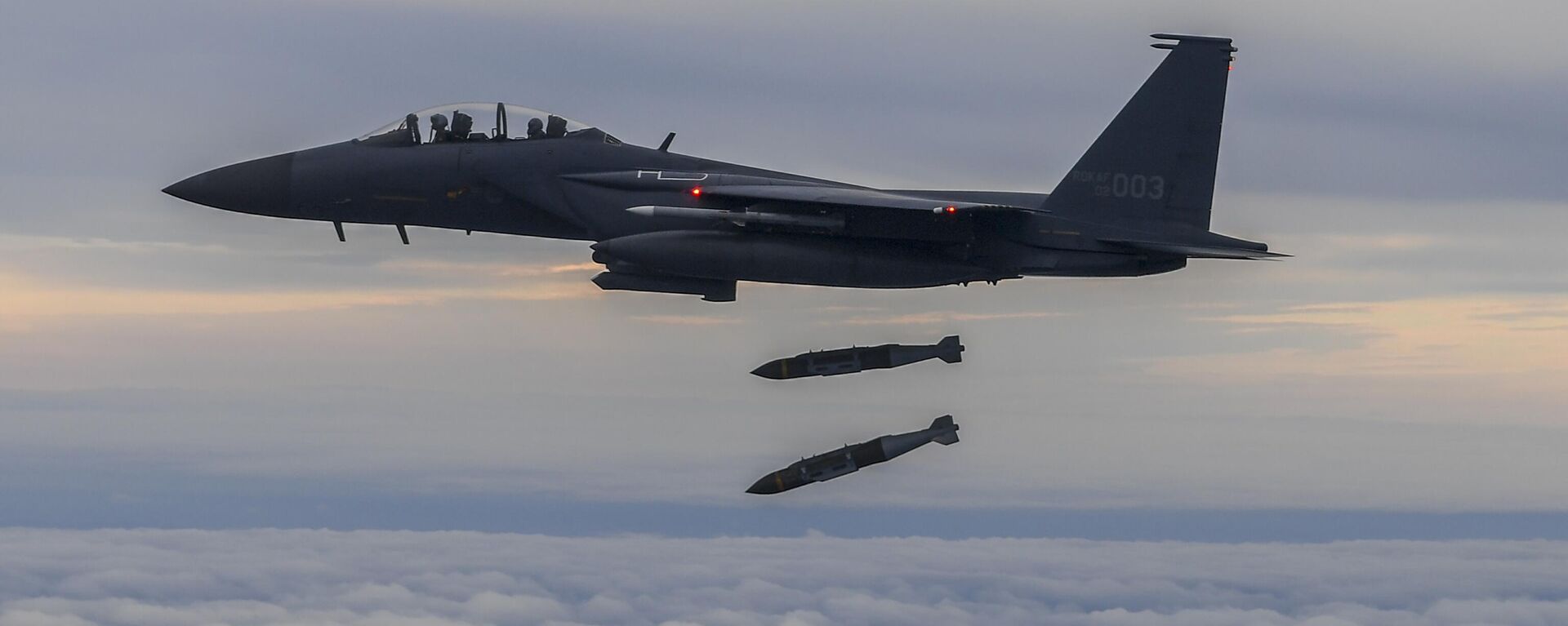 Caça F15K da Força Aérea sul-coreana dispara 2 bombas JDAM (Joint Direct Attack Munition) contra um alvo em uma ilha do país, 4 de outubro de 2022. - Sputnik Brasil, 1920, 10.04.2023